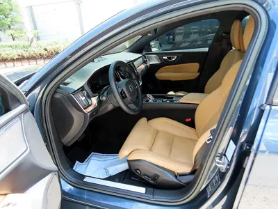 Volvo V60 2023, 32592 км, за 27687.31 USD