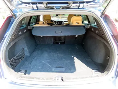 Volvo V60 2023, 32592 км, за 27687.31 USD - фото 17