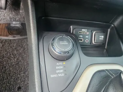 Jeep Cherokee 2015, 133909 км, за 4364.82 USD - фото 14