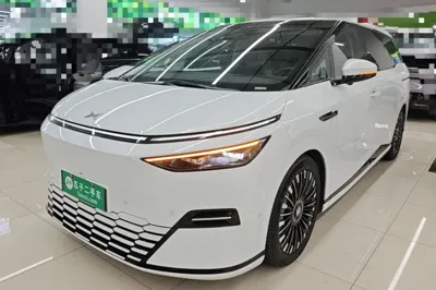 Xpeng X9 · 2025 год