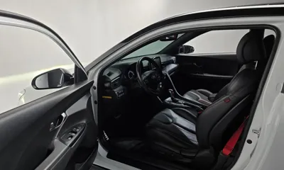 Hyundai Veloster 2018, 70119 км, за 8990.23 USD - фото 10