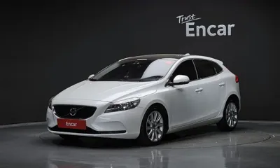 Volvo V40 · 2015 год