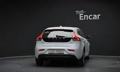 Volvo V40 2015, 85305 км, за 3235.62 USD