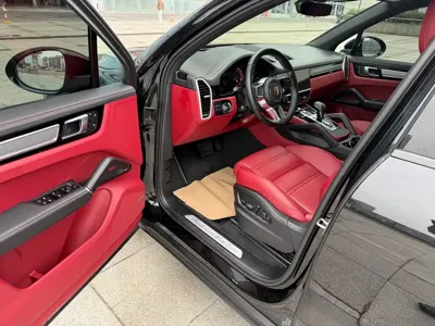 Porsche Cayenne Hybrid 2023, 28000 км, за 68862.7 USD