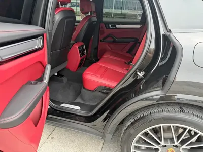 Porsche Cayenne Hybrid 2023, 28000 км, за 68862.7 USD