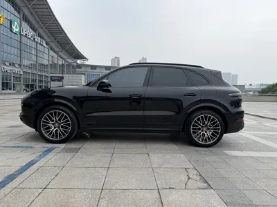 Porsche Cayenne Hybrid 2023, 28000 км, за 68862.7 USD