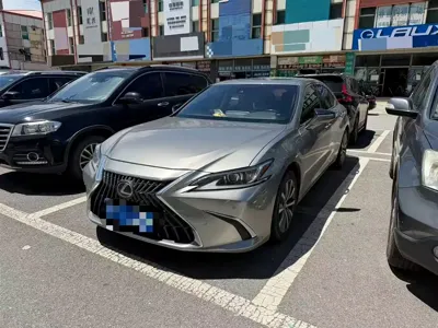 Lexus ES · 2022 год