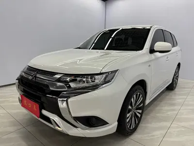 Mitsubishi Outlander · 2022 год