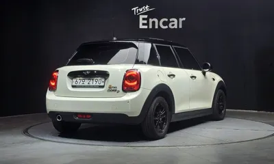 MINI Cooper 2018, 71114 км, за 5949.24 USD