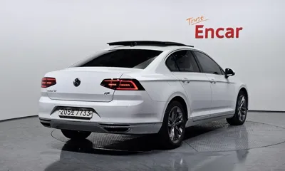 Volkswagen Passat 2018, 57874 км, за 12611.66 USD