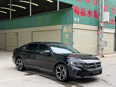 Volkswagen Passat 2023, 51000 км, за 18953.09 USD