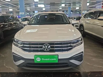Volkswagen Tiguan L 2023, 47000 км, за 16803.68 USD