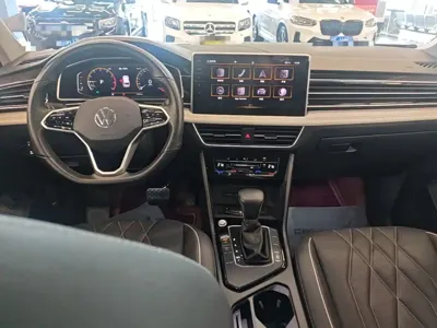 Volkswagen Tiguan L 2023, 47000 км, за 16803.68 USD - фото 10