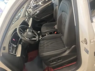 Volkswagen Tiguan L 2023, 47000 км, за 16803.68 USD - фото 15