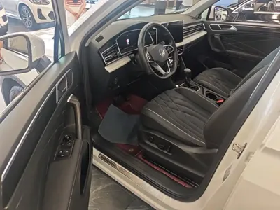 Volkswagen Tiguan L 2023, 47000 км, за 16803.68 USD - фото 16