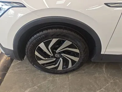 Volkswagen Tiguan L 2023, 47000 км, за 16803.68 USD - фото 23