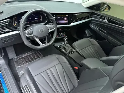 Volkswagen Passat 2025, 14000 км, за 18252.2 USD