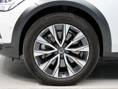 Volvo V90 2025, 7142 км, за 41354.86 USD