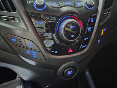 Hyundai Veloster 2015, 55560 км, за 4883.76 USD - фото 10