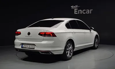 Volkswagen Passat 2022, 51705 км, за 15894.03 USD