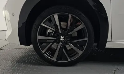 Peugeot 208 2023, 11762 км, за 14756.54 USD