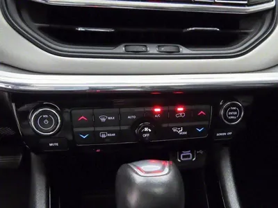 Jeep Compass 2022, 63760 км, за 13319.89 USD - фото 10