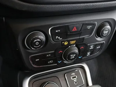 Jeep Compass 2019, 90575 км, за 9393.06 USD - фото 10