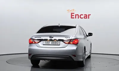 Hyundai Sonata 2014, 89930 км, за 3931.99 USD