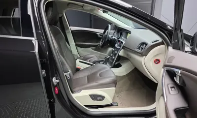 Volvo V40 2016, 54661 км, за 9787.17 USD - фото 11