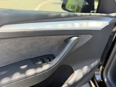Tesla Model Y 2023, 40000 км, за 27859.17 USD - фото 9