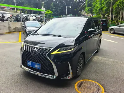 Lexus LM · 2023 год