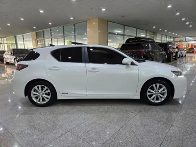 Lexus CT200h 2017, 28593 км, за 13783.74 USD