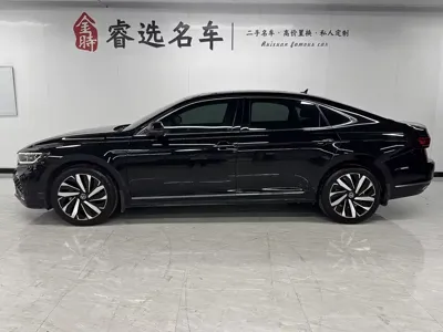 Volkswagen Passat 2022, 41000 км, за 15740.7 USD