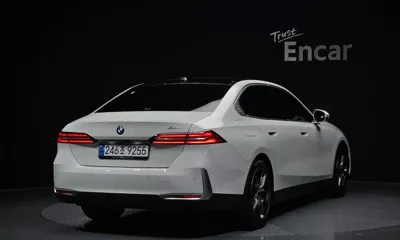 BMW 5-Series 2025, 18243 км, за 35623.73 USD - фото 2