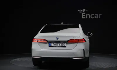 BMW 5-Series 2025, 18243 км, за 35623.73 USD - фото 4