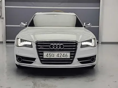 Audi S8 · 2013 год