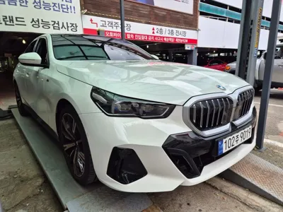 BMW 5-Series 2024, 12955 км, за 47860.89 USD - фото 6