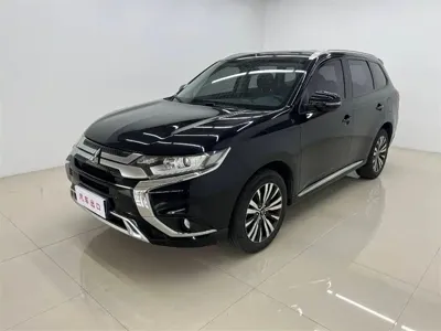 Mitsubishi Outlander · 2022 год