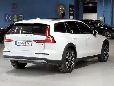 Volvo V60 2026, 1229 км, за 33876.24 USD