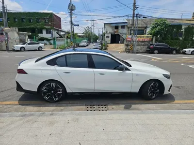 BMW i5 2024, 61000 км, за 42605.46 USD - фото 4