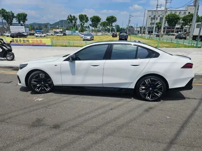 BMW i5 2024, 61000 км, за 42605.46 USD - фото 8