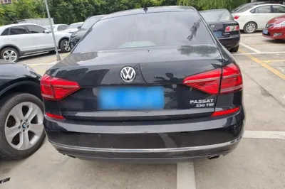 Volkswagen Passat 2017, 146100 км, за 11049 USD