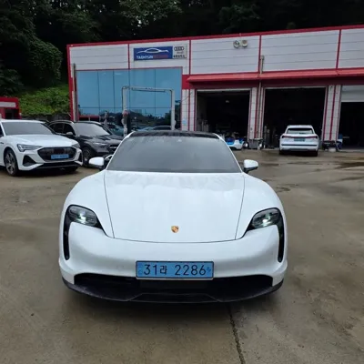 Porsche Taycan 2022, 55797 км, за 55674.91 USD