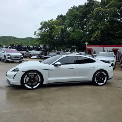 Porsche Taycan 2022, 55797 км, за 55674.91 USD