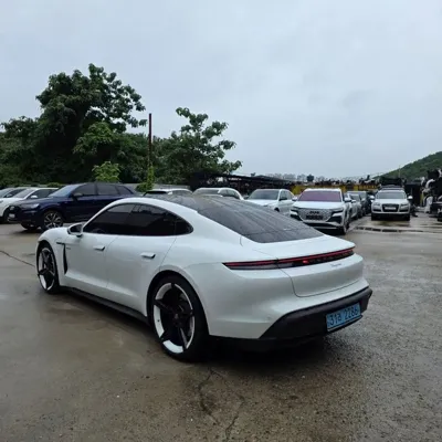 Porsche Taycan 2022, 55797 км, за 55674.91 USD