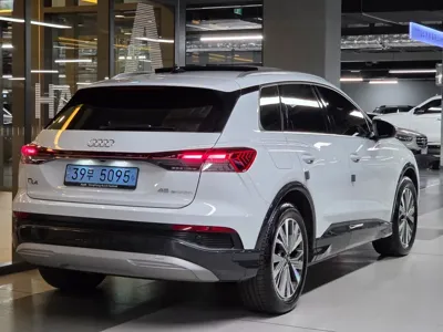 Audi Q4 e-tron 2025, 7800 км, за 30076.7 USD