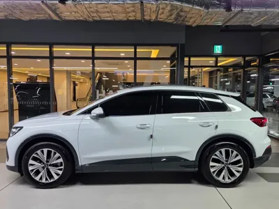 Audi Q4 e-tron 2025, 7800 км, за 30076.7 USD