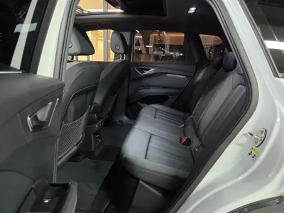 Audi Q4 e-tron 2025, 7800 км, за 29867.4 USD - фото 9