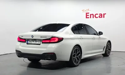 BMW 5-Series 2023, 27899 км, за 33478.5 USD - фото 2