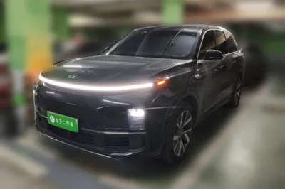 Li Auto L8 · 2023 год